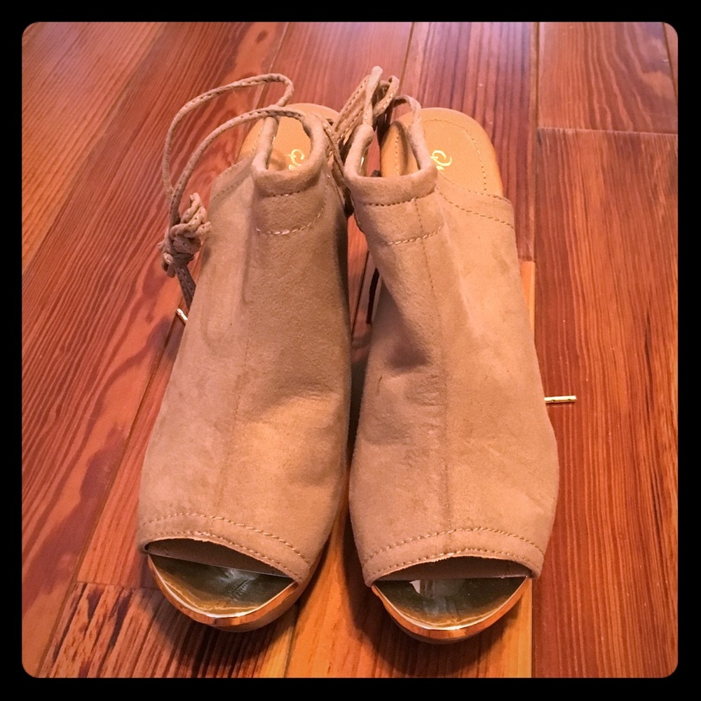 Qupid Tan Espadrille Wedges Size 6